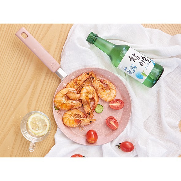 適用對象: 燃氣電磁竈通用 材質: 鋁合金 特點: 無油煙 不粘 鍋蓋類型: 無鍋蓋 鍋身直徑尺寸值: 20cm 深度: 2cm 內面使用不粘涂層一抹即凈不易粘鍋 採用加厚不銹鋼導磁片可以在電磁爐上使