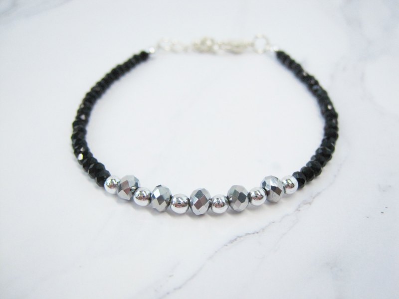 **▪ 極簡約 黑玻璃石 手鍊** __低 調，但 不 失 格 調__ — ► 選材：切割面細緻得閃閃發光的日本玻璃珠 ► 顏色 Metal Silver (3.5 x 4.5 mm) Sole Bl