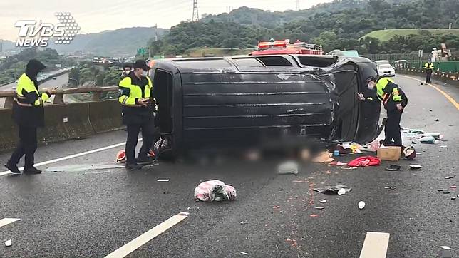 擦撞護欄翻車　1乘客被壓車底頭顱破裂亡