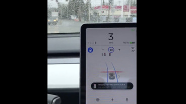 好奇 Tesla「紅燈自動煞停」 怎麼運作？有人拍影片示範囉