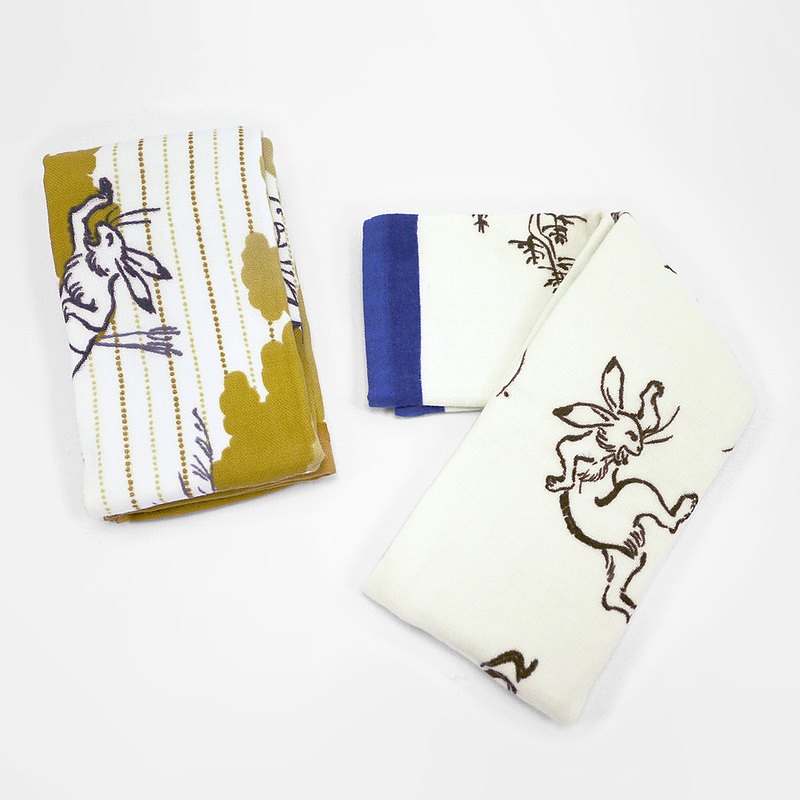 【商品特色】 來自日本京都高山寺的國寶級繪卷 充滿詼諧逗趣的擬人化動物圖樣 選用輕柔紗布材質，100%純棉 雙面織法，兼具吸水與快乾性 柔軟輕透觸感，漫步詩畫中的美好 榮獲日本今治認證的高品質