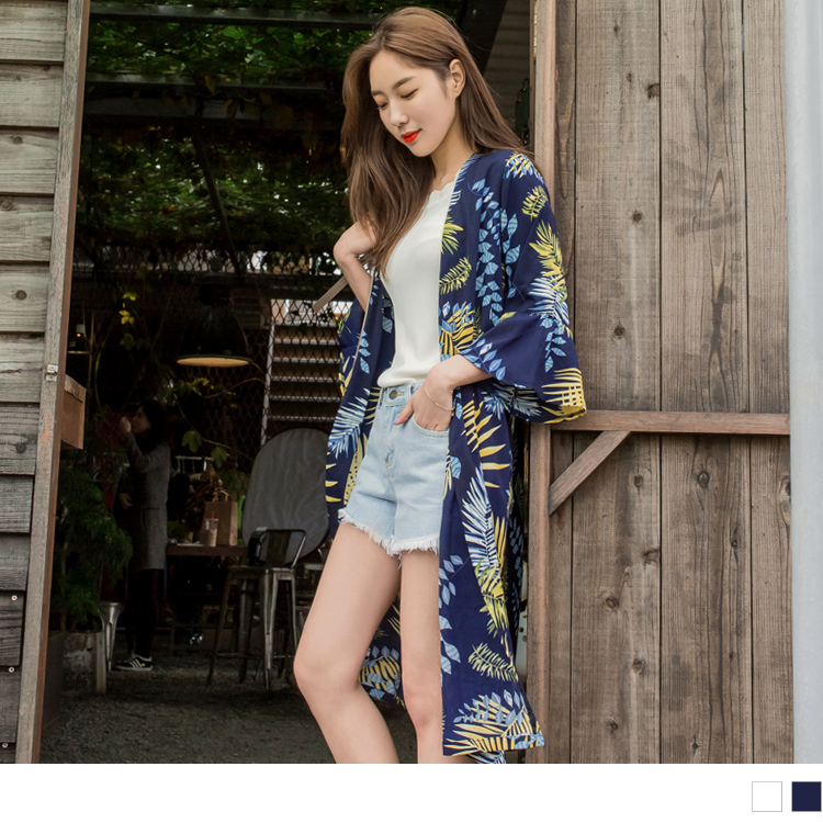 滿版的枝葉印花，營造甜美的度假風情~ 喇叭袖的剪裁，增添飄逸時髦的設計感~ ************** 小提醒： 尺寸量後幅／尺寸平量衣服兩側車縫處 版型偏大，請依照個人喜愛的舒適度購買 深色衣物建