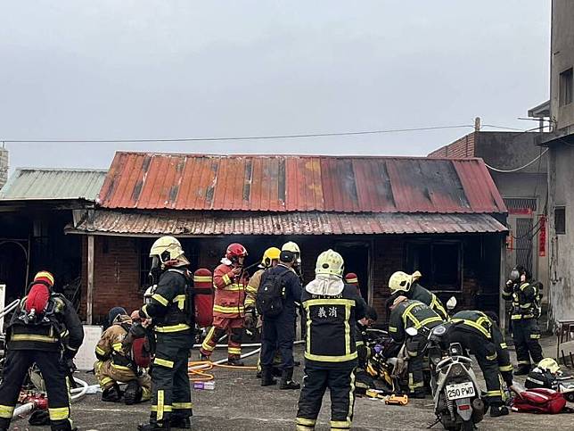 龍年甲辰年大年初一就傳出火警悲劇，新竹縣新豐鄉官姓夫妻命喪火窟，消防人員前往搶救，但兩人已無生命跡象。(新豐鄉長徐煒傑提供)