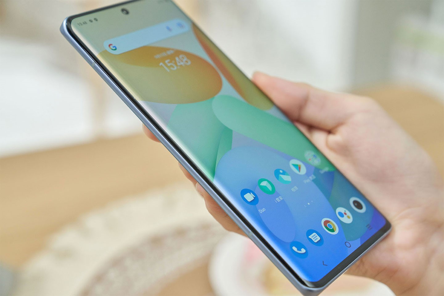 X70 Pro 的雙曲面螢幕從側邊看曲度並不會過大，因此不會造成太多畫面干擾，也比較不會有誤觸的問題發生。