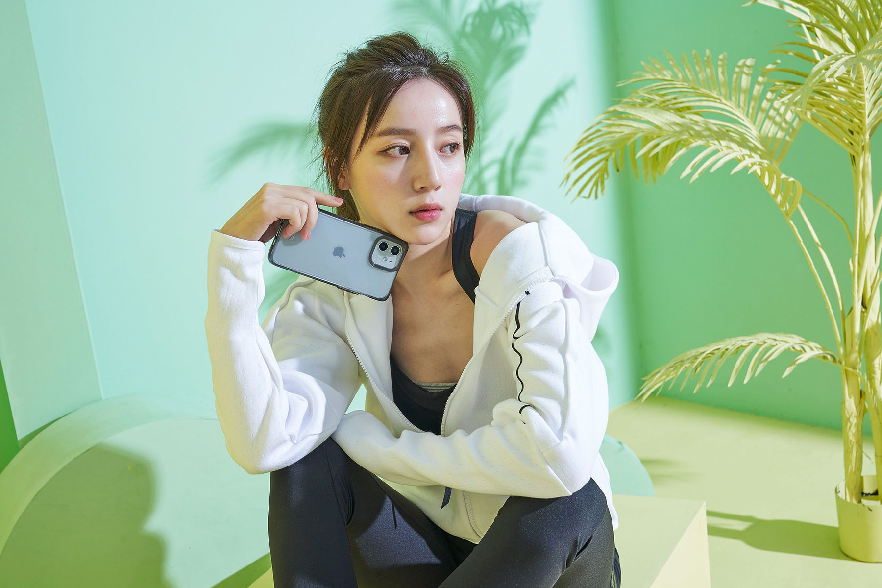 另一款同樣也主打「透明」風格的是「霧透系列」，相較於亮透系列，霧透系列表面沒有額外的壓紋處理。