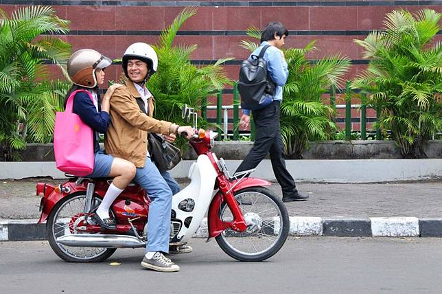 660+ Gambar Romantis Pacaran Naik Vespa Gratis