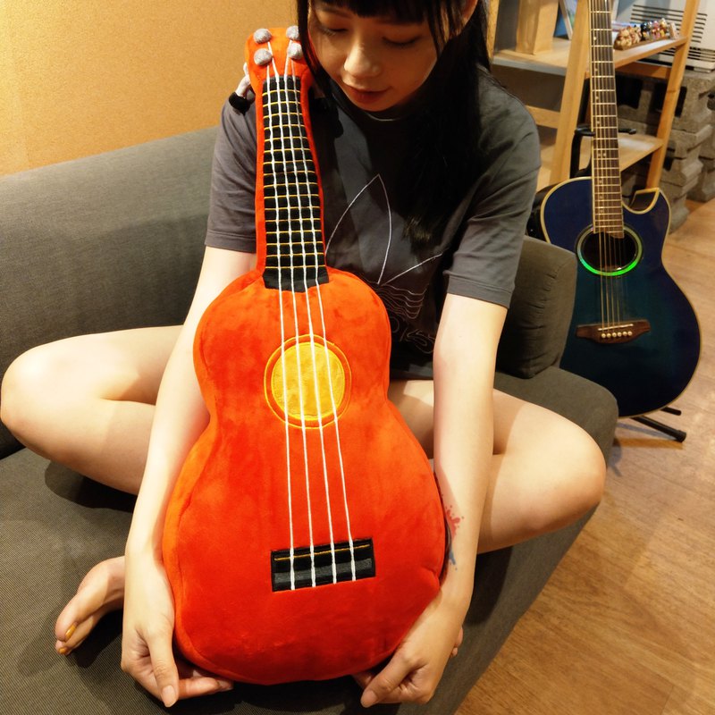 療癒系的烏克麗麗抱枕，有提供多種顏色可以選擇喔！交換禮物最佳首選！