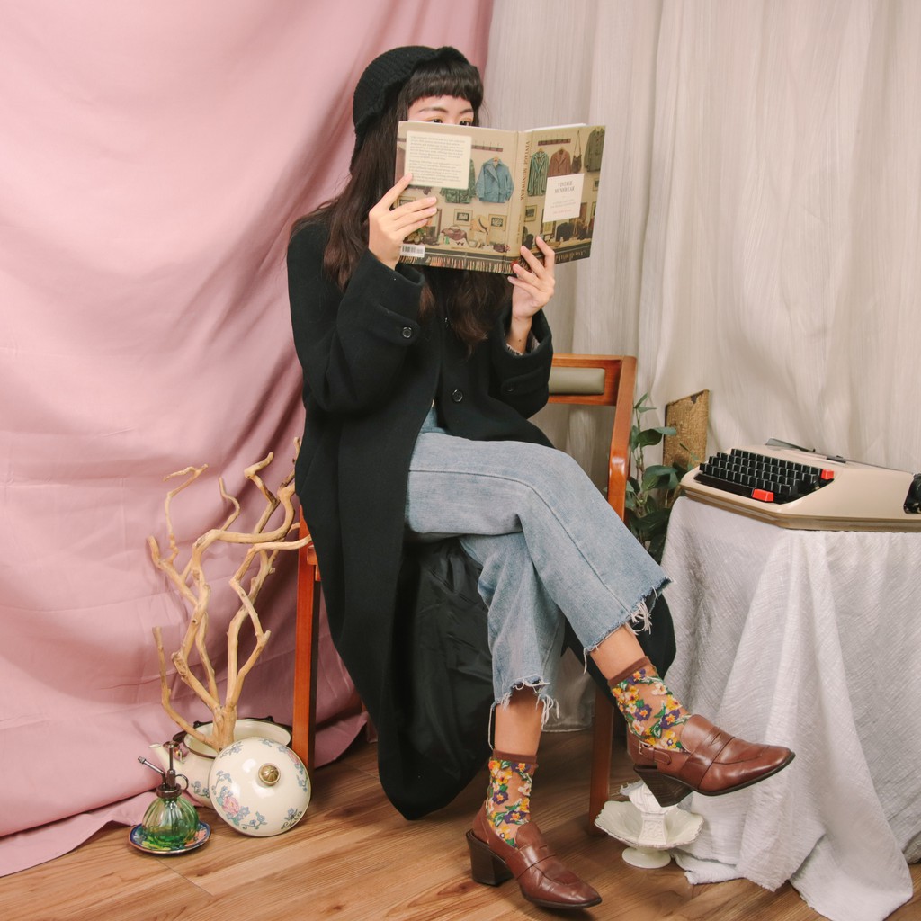 因頗具盛名，因此常以安格拉為名，上述優質的毛纖維在冬季可說是最常被製成各式衣著的上等衣料。販售的部分大衣內裏有著繡線，是源自於日本早期手工訂製大衣。冬季保暖選擇有很多，也許你更要懂得品味生活，像是早期