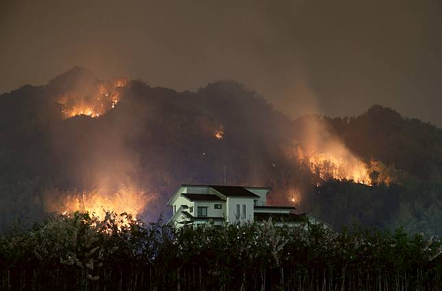 影／美濃火燒山延燒整夜 今申請直升機滅火