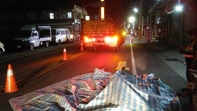 為幫愛犬買滷肉遭砂石車輾斃   黑狗死守伴死屍