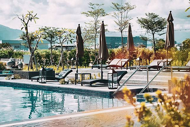 ▲游泳池、遮陽傘就是最直接的度假風格。（圖/ 藏闊渡假會館）