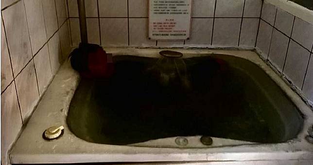 躲浴缸放火燒摩鐵　消防員衝進房怪男還不起身