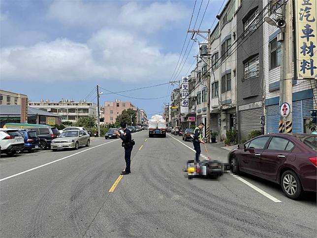 快新聞 爆頭慘死 桃園撞違規臨停車下秒遭貨車輾過 民視新聞網 Line Today