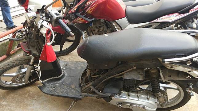 Satu unit sepeda motor Honda Scoopy berwarna merah-hitam nampak rusak parah saat terparkir di halaman belakang Mapolres Tangsel.