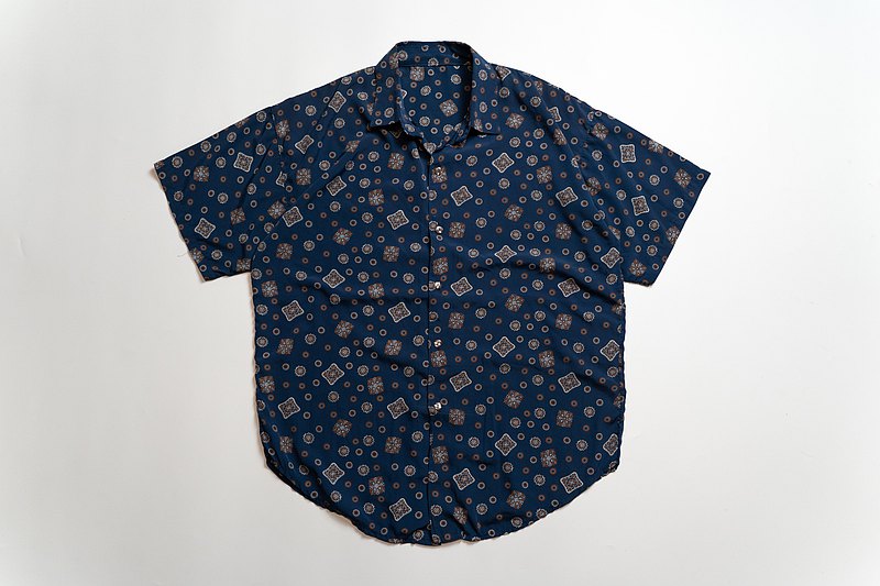 ♡透視萬花筒 襯衫 古著 小隻女♡ #古著 #古著女子 #ootd #桃花 #戀愛 #失戀 #告白 #高雄古著 #古董婚紗 #古著洋裝 #古著穿搭 #vintage #vintagestyle #vi