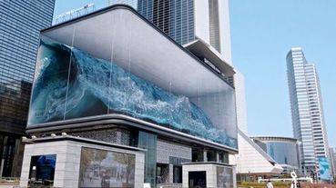 韓國首爾街頭出現巨浪！快衝破玻璃螢幕的公共藝術逼真到讓人超震撼