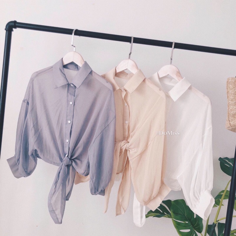 悶熱的天氣來一件薄款罩衫就可以出門啦✌️質料很舒服 直播上必點菜的單品- 杏色/灰色/白色 肩寬52 袖長31 胸圍84 衣長45cm -►全館100%實拍不定時上新.►已註冊商標™️開立電子發票.►