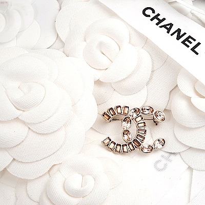 CHANEL 經典雙C LOGO橢圓方塊型水鑽鑲嵌胸針 (棕金色)