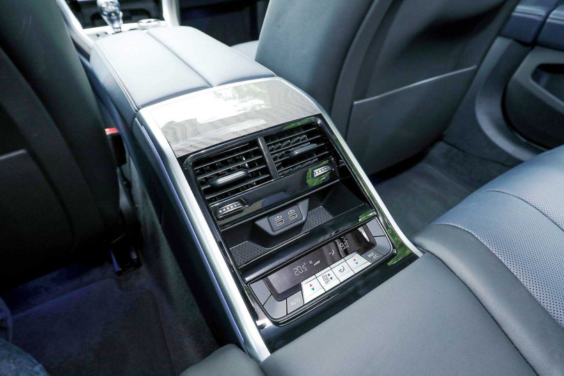 後座採「類獨立座椅」設計，配備雙空調出風口，比較適合兩人乘坐。（圖／王永泰攝）