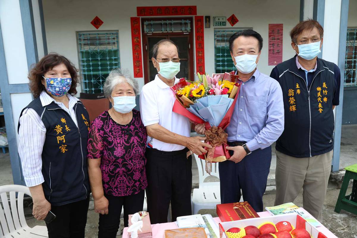 嘉縣義竹翁氏家族出賢人 翁章梁探視模範父親翁憲章 新頭殼 LINE TODAY