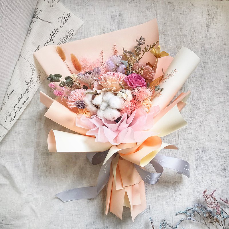 媽媽辛苦的日子，獻上最溫暖的禮物。 花材：索拉康乃馨、棉花、蓬萊松，其他乾燥花材 尺寸：含包裝整體高35公分，寬28公分 附贈手提袋