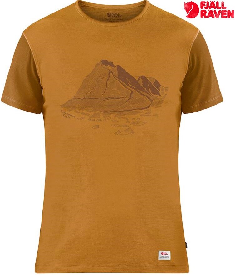 短袖、輕量的羊毛T恤，適合作為戶外活動時的底層衣 採用兩種不同的美麗諾羊毛製成，提供極佳的吸濕性和通風性 羊毛天然的纖維結構能抑制異味的產生 採用生產過程符合道德標準且可溯源的美麗諾羊毛 正面印有To