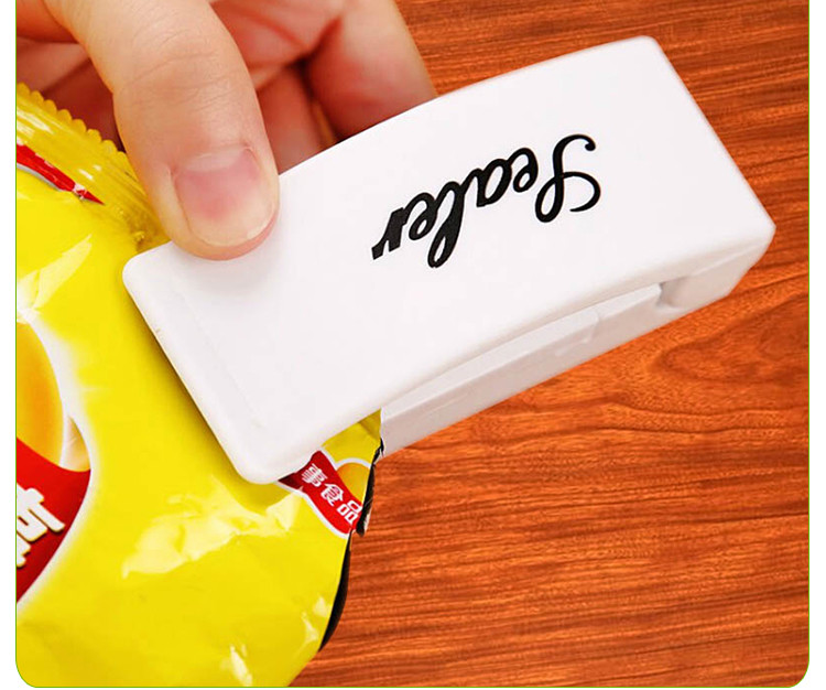 ★居家必備，解決零食收納困擾！ ★不用困擾不知道該如何收納！保鮮防潮手持瞬熱封口機幫你搞定麻煩！ ★完整密封保鮮好簡單手持式微型封口機 輕鬆搞定零食保存問題！一壓一推，密封空氣，保存鮮度 手持輕巧大小