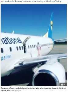 機内が 暑すぎる と抗議した女性 非常扉を開けて翼の上を歩く ウクライナ