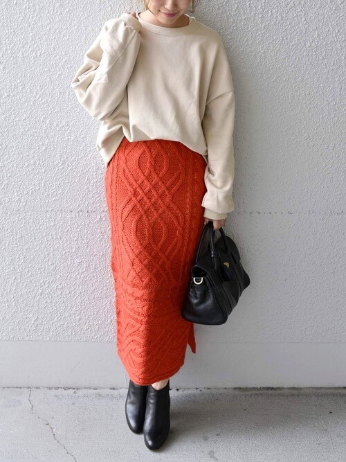 オレンジニットでコーデにパッと目を引くアクセント レディース18選