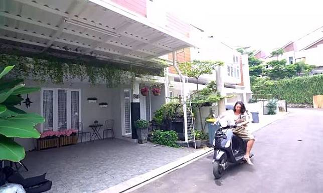 Bagian depan rumah milik Syahnaz Sadiqah dan Jeje Govinda. Bagian depan rumah itu dipenuhi beberapa tanaman asli dan artificial agar tampak asri. (Dok. The Project)