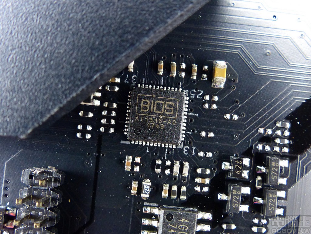 負責實作 BIOS Flashback 功能的微控制器晶片