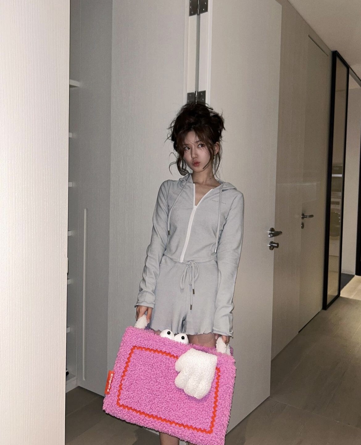 趙露思跳脫清新甜美！新造型化身慵懶辣妹全網瘋學，在家拍照氛圍感滿滿！