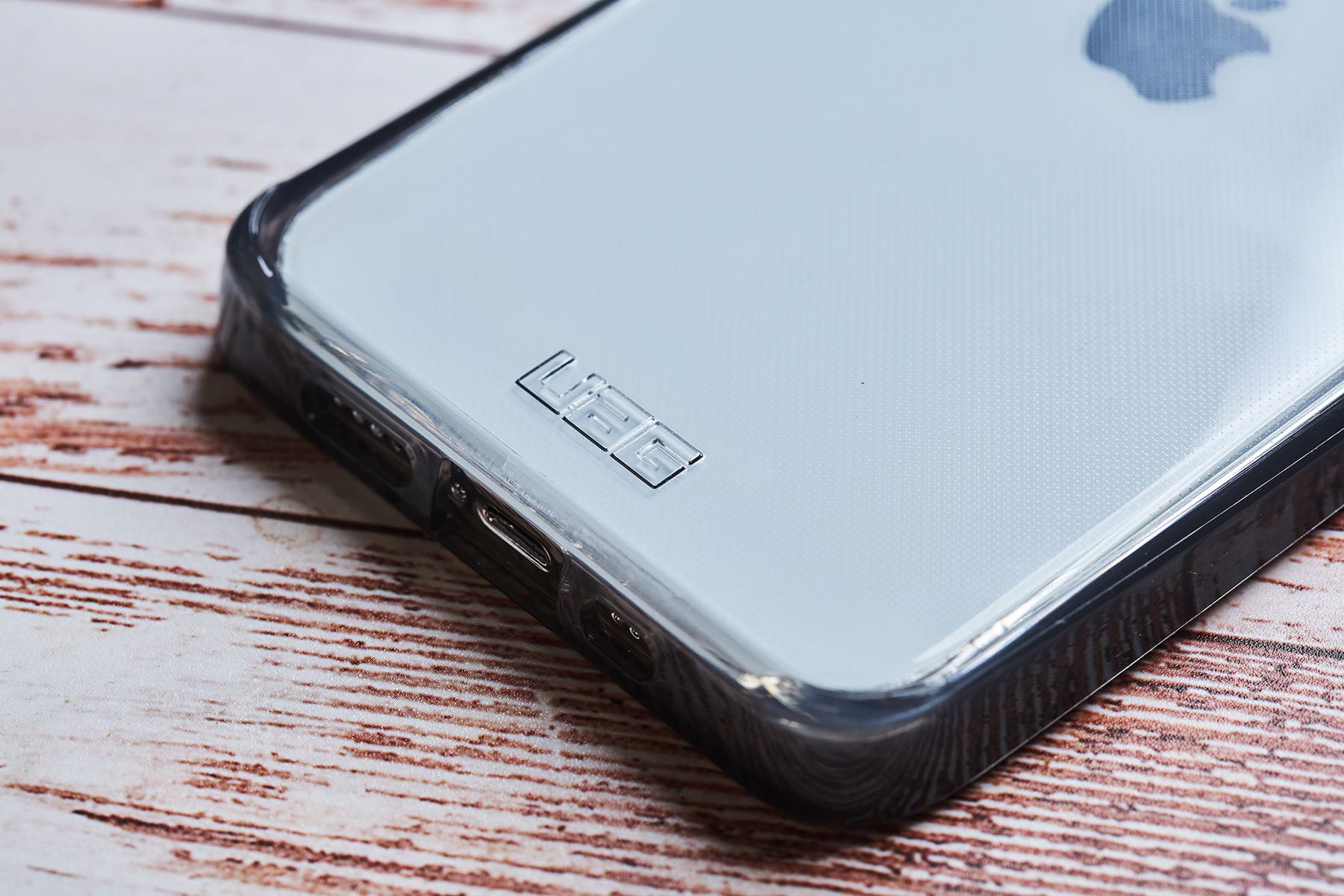 底部邊緣處壓印了一枚立體的 UAG Logo。