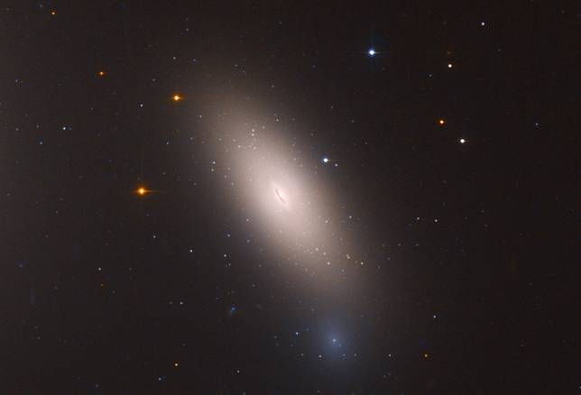 NGC 1277 черная дыра. Планета NGC 1277. NGC 1277 rfynhbgkfytn. 10 Млрд лет назад наша Галактика.