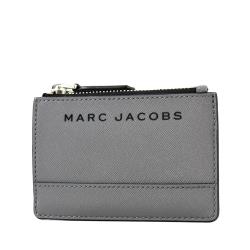 ◎◆十字紋防刮皮革|◎◆簡約便利好攜帶|◎◆小資名品入門款品牌:MARCJACOBS品牌定位:國際精品款式:零錢包適用性別:女生尺寸-長x寬x高:長度13CM、高度8.5CM、厚度1.5CM外部材質: