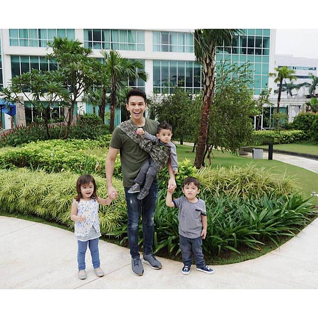 10 Potret Bapak Artis Gendong Anak, Suami Idaman Banget Sih