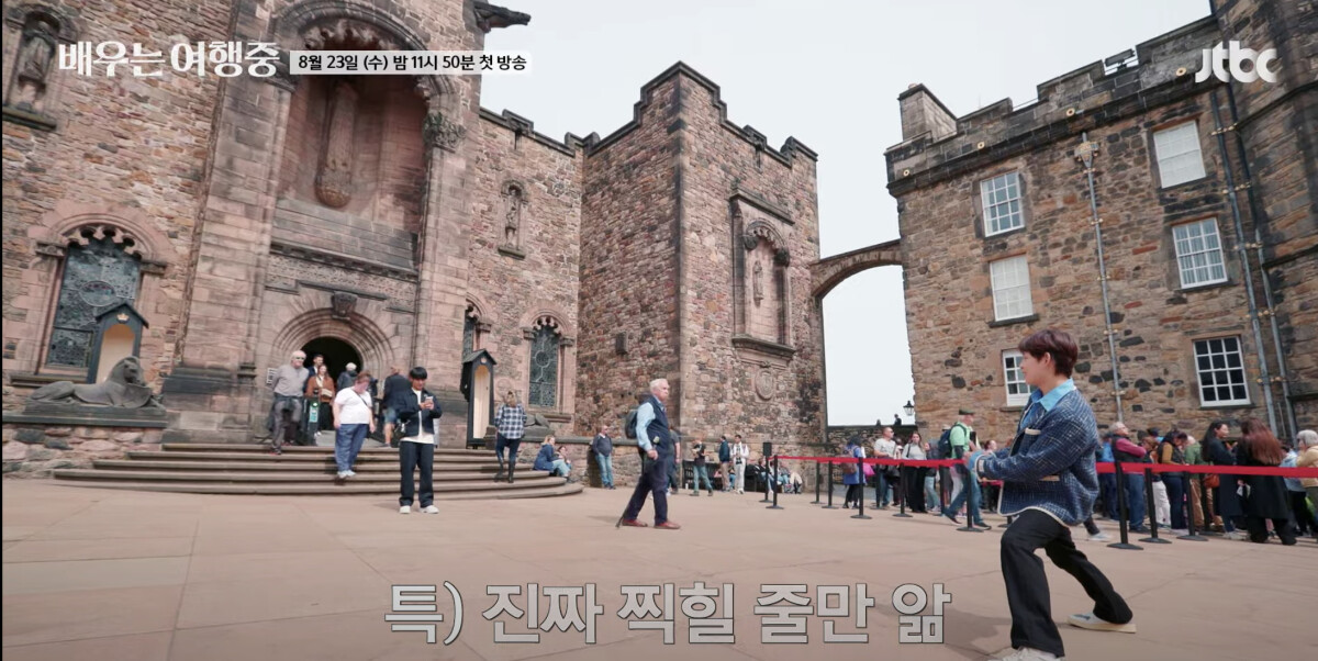 韓劇男神「拍照方法」！玄彬「紮馬步」幫孫藝珍拍照，李準基很俏皮，李棟旭自拍好頭痛