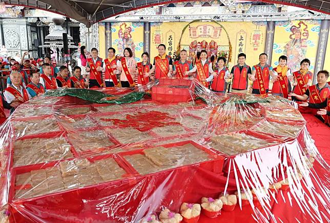 南投縣名間鄉松柏嶺受天宮「上元米糕桃，天官賜平安」擔桃活動昨日登場，廟方開箱八八八八台斤的大米糕壽桃。（記者陳金龍攝）