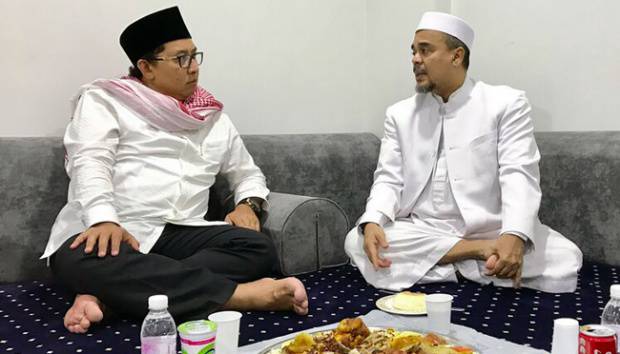 Wakil Ketua DPR Fadli Zon dan Imam Besar FPI Rizieq Shihab bertemu di Mekkah. Foto pertemuan diunggah oleh Fadli melalui akun Twitternya pada Selasa, 22 Agustus 2017