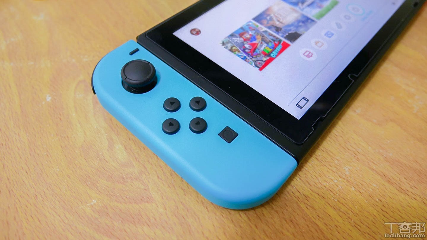 Joy-Con 的左把手和右把手並非完全對稱設計，蘑菇鍵和四個按鍵和一般家用主機搖桿差不多。但左把手下方的按鍵是螢幕擷取鍵、右把手下方的則是回到首頁鍵。