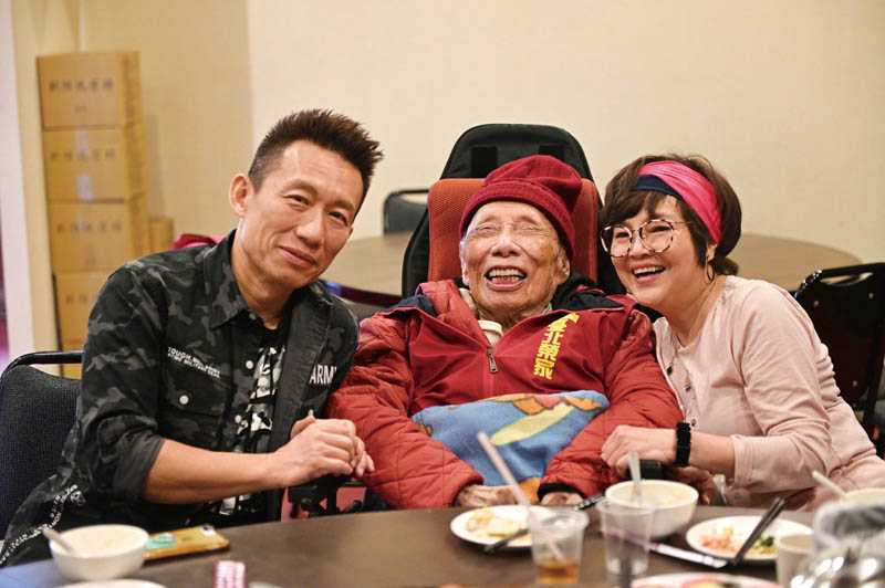 被楊爺爺點名的郭子乾，趕緊和紀寶如一起找楊爺爺吃飯聊天。（圖／台灣優質生命協會提供）