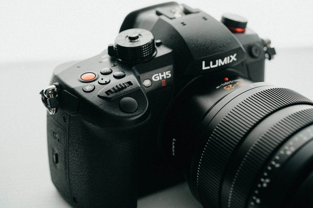 Panasonic GH5 II，可利用 USB 充電 / 供電，無錄影時間限制、無線直播。相當適合影片拍攝以及線上直播使用。