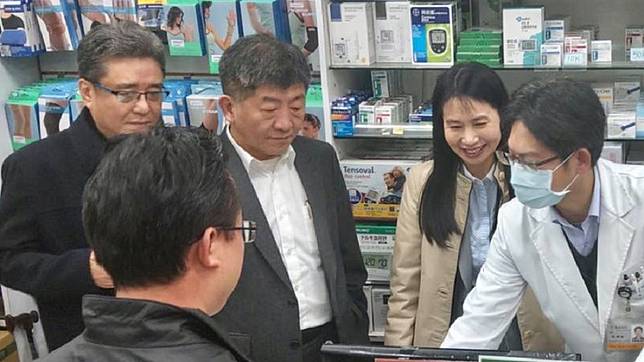 陳時中親跑藥局。(圖／翻攝自衛生福利部臉書)