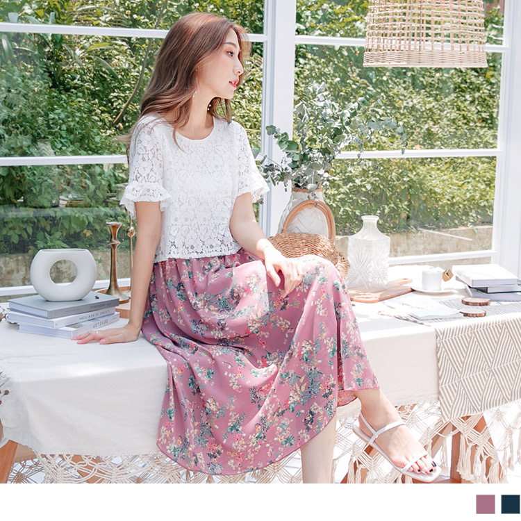 選用好穿不易皺的面料，自在活動一整天也不怕皺褶問題~ 採用假兩件設計，上衣細緻的蕾絲雕花搭配滿版碎花長裙設計， 展現穿搭層次感更營造飄逸的浪漫視覺， 適合渡假、約會穿搭，搭配一雙涼鞋，輕鬆打造女神LO