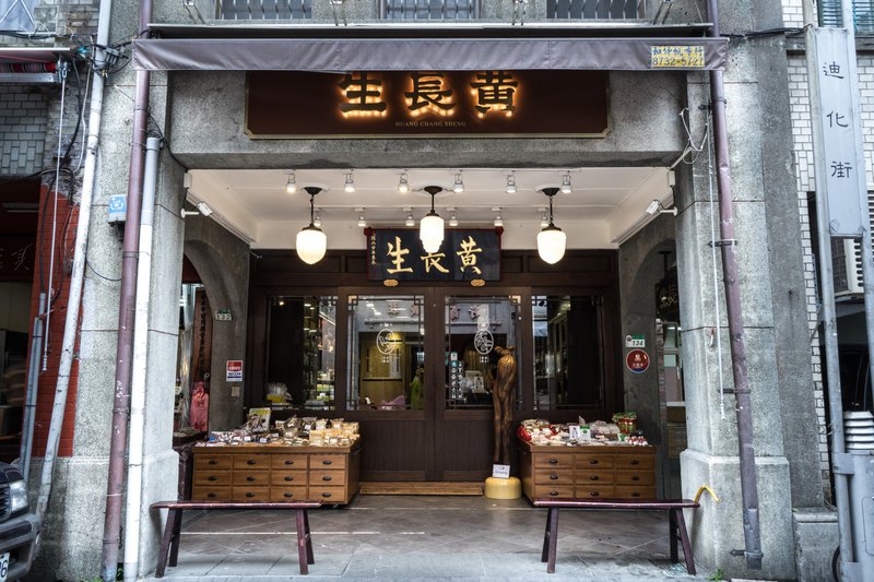 走訪擁有大稻埕獨特的場所，品味不同氣味，更精選四家個性空間，根據空間調性與主人故事，由伊日生活旗下的一日茶事為它們特別調配出專屬的香氛氣味。哪一個氣味會是專屬於你們的味道呢？行程包含1小時香氛手作體驗