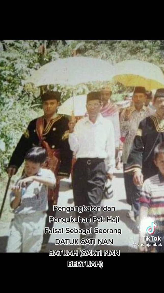 TikTok @chemjambak, potret lawas H. Faisal dapat gelar Datuk Sati Nan Batuah