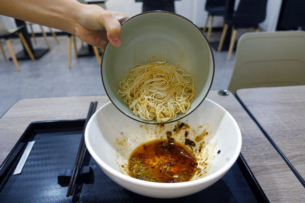 台灣郎正宗牛肉麵-松江南京站好吃牛肉麵，清燉/紅燒/蕃茄/咖哩牛肉麵、油潑抄手麵、手工水餃，中山區牛肉麵推薦(附台灣郎正宗牛肉麵菜單)