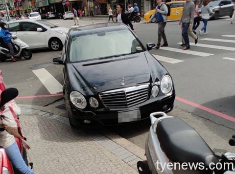 賓士車掛 議員助理停車證 霸佔人行道警依法開罰 桃園電子報 Line Today