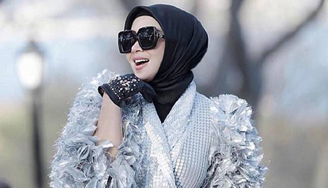 Bukan hanya kacamata Gucci seharga 12 juta ini saja, Syahrini juga dikenal sebagai artis yang berpenampilan super glamor dan barang yang ia pakai berharga mahal. Tas dan perhiasannya banyak yang berharga ratusan juta hingga miliaran. instagram.com