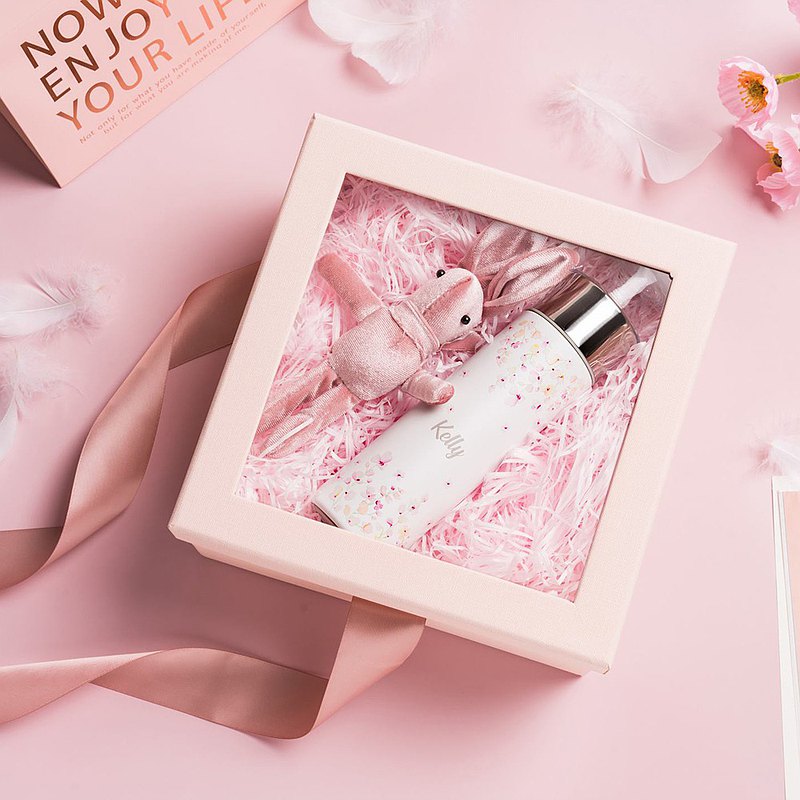 【第一次來的朋友記得關注我們，有優惠券喔】 【台灣訂單會從台灣寄出，不需要實名認證】 【熱銷組合，配上禮盒，更加吸引】 【禮盒包括可愛布兔和拉菲草】 【客製特別版】 打印英文：8個字母 下單時請備註要